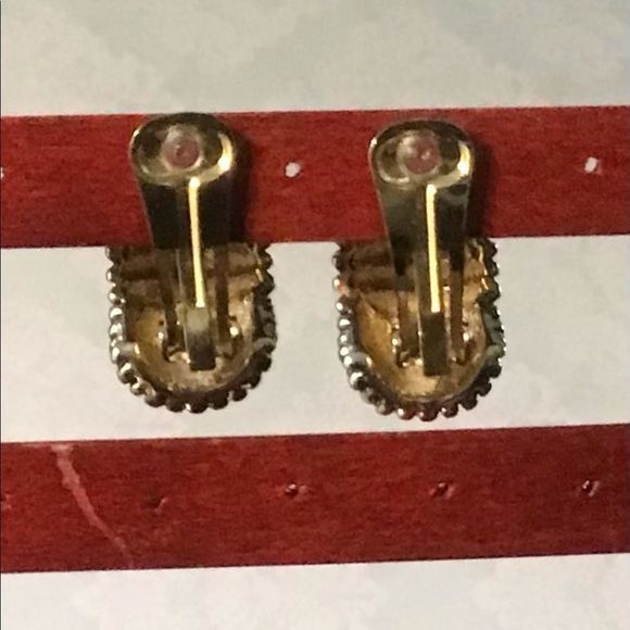 Clip‎ Earrings Vintage with two tone design - Picture 4 of 4